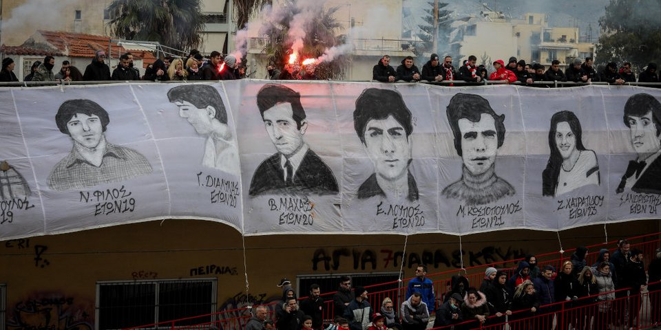 Το πανό των φίλων του Ολυμπιακού με τους νεκρούς/ Φωτογραφία: Eurokinissi