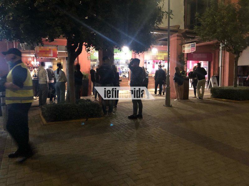 Ουρά έξω από καταστήματα στον Φλοίσβο