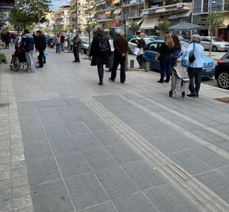 Ουρές έξω από κατάστημα κινητής τηλεφωνίας / Φωτογραφία: iefimerida.gr