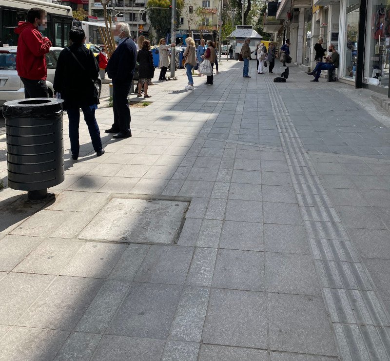 Ουρά έξω από τράπεζα στη Νέα Σμύρνη