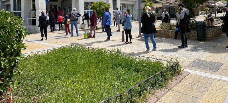 Ουρά έξω από τράπεζα στη Νέα Σμύρνη