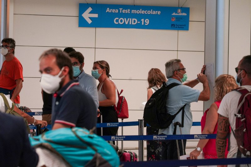 Ουρές για ένα τεστ κορωνοϊού στο αεροδρόμιο της Ρώμης / Φωτογραφία: AP IMAGES