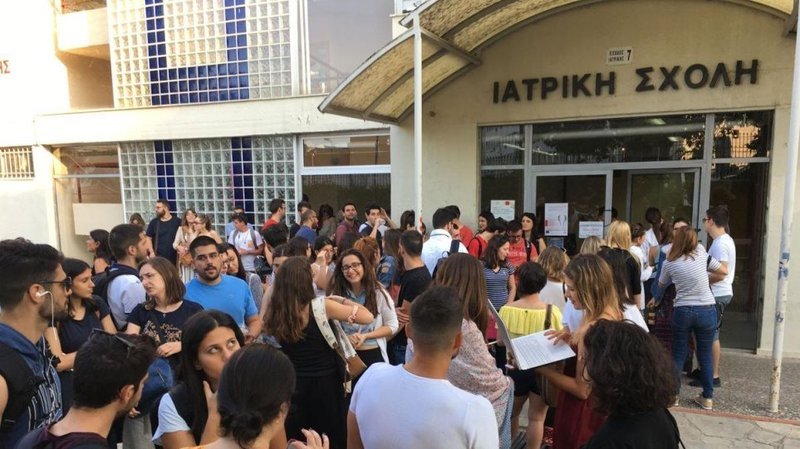 Η ουρά έξω από τη γραμματεία του ΑΠΘ