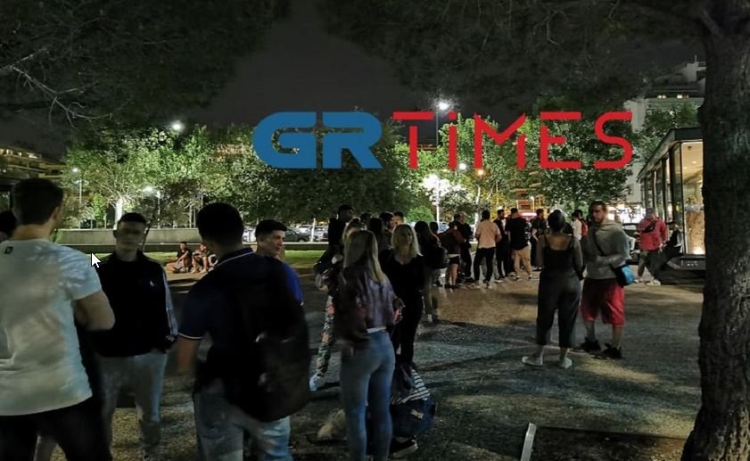 Θεσσαλονίκη: Ποιος κορωνοϊός; Ουρές για ένα... κοκτέιλ στη Νέα Παραλία