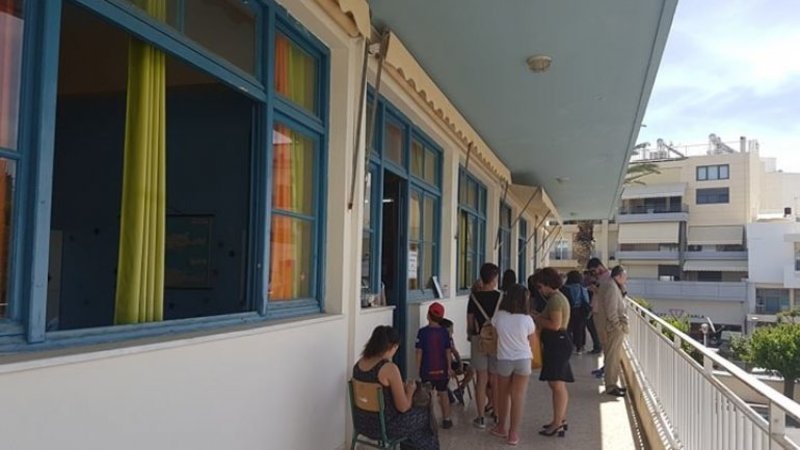 Ουρές και σε εκλογικό κέντρο του Ηρακλείου Κρήτης