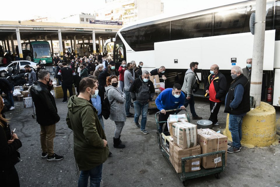 Ουρές στα ΚΤΕΛ Λιοσίων από πολίτες που αναμένουν να στείλουν τα δέματά τους στην Επαρχία
