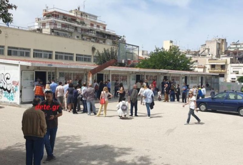 Μεγάλη ουρά έξω από εκλογικό κέντρο της Πάτρας