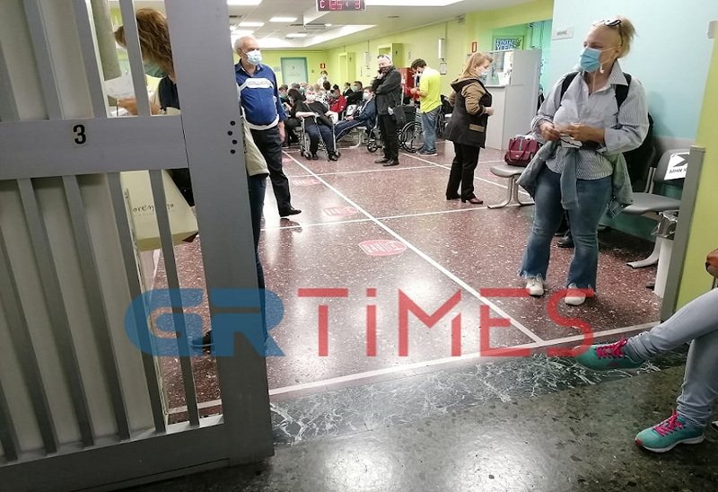 κόσμος στα εξωτερικά ιατρεία στο Θεαγένειο