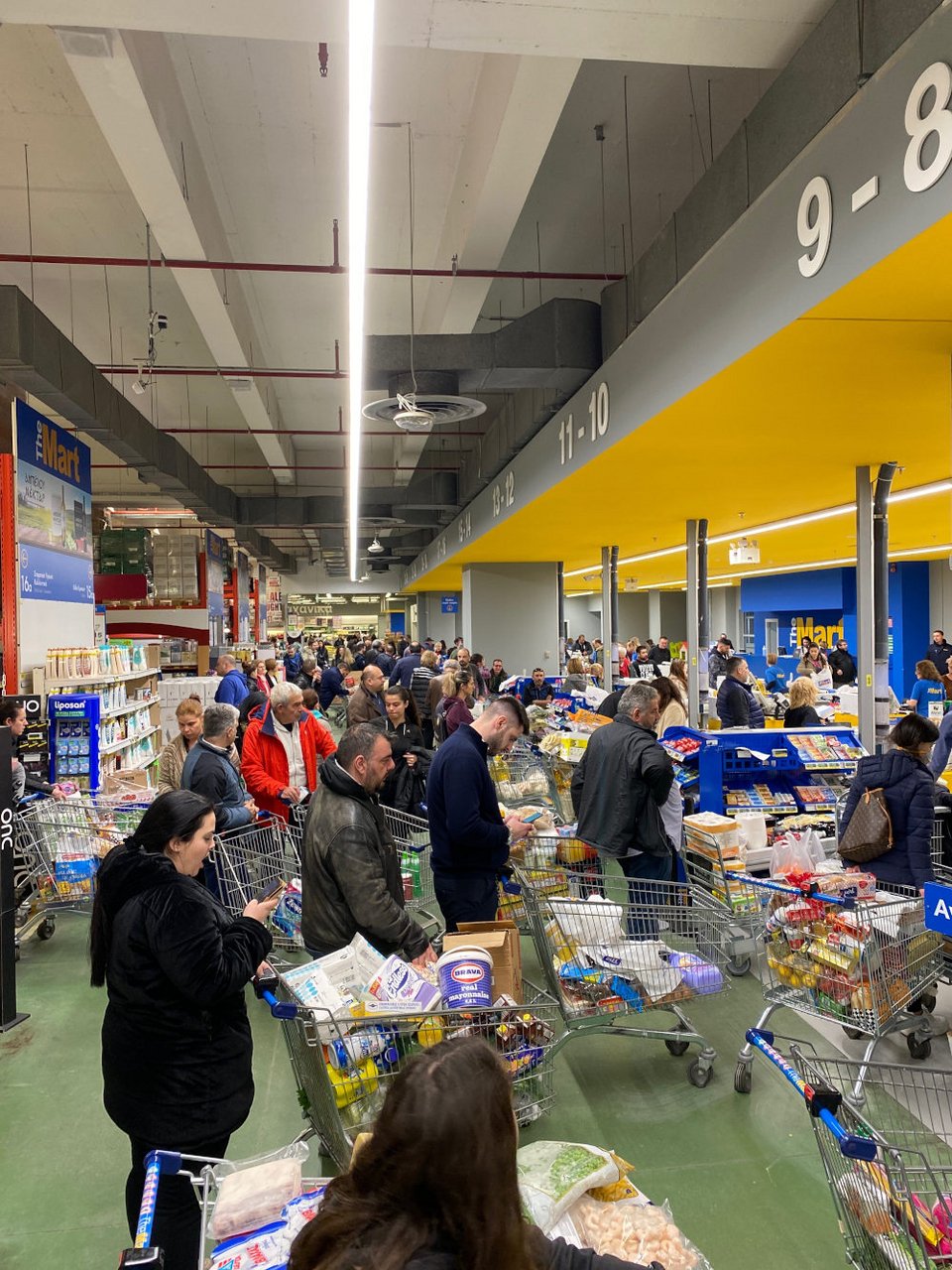 Δεκάδες κόσμου σε μεγάλο σούπερ μάρκετ στην Αθήνα προμηθεύονται τα απαραίτητα ενώ αυξάνουν τα μέτρα πρόληψης για τον κορωνοϊό