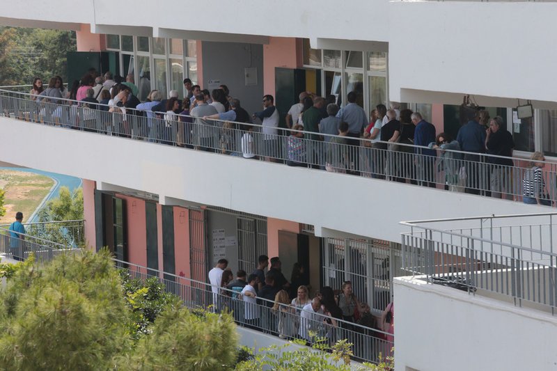 Ουρές σε σχολείο για τις εκλογές