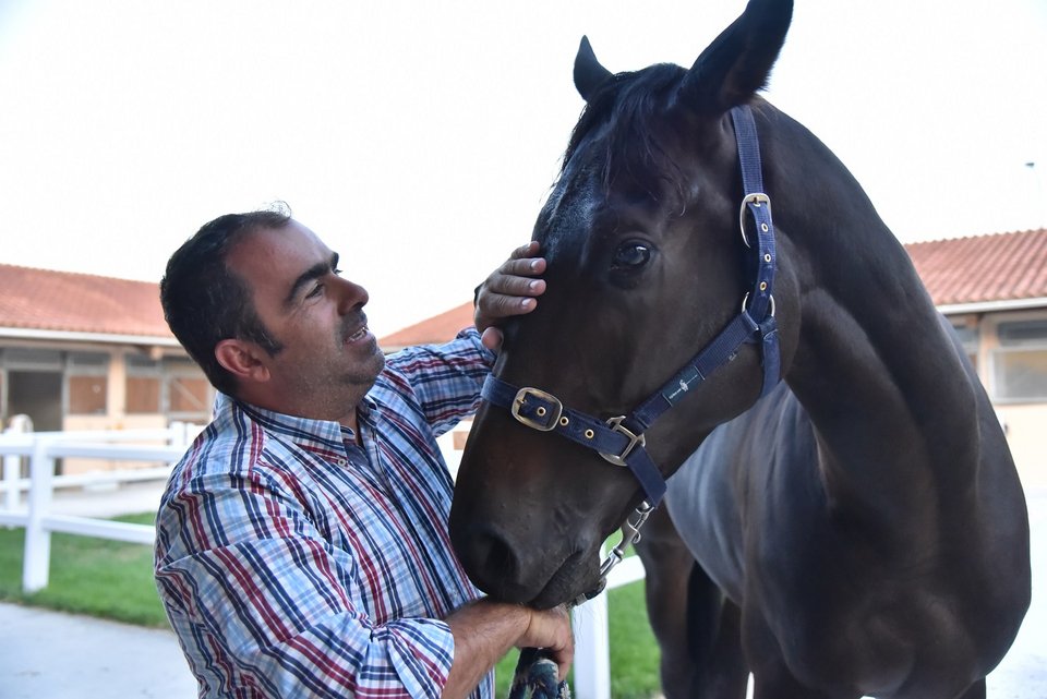 Ο προπονητής  Χρήστος Κουβαράς με τον ίππο ΟΒΕΡ ΔΕ ΓΚΑΝΣ