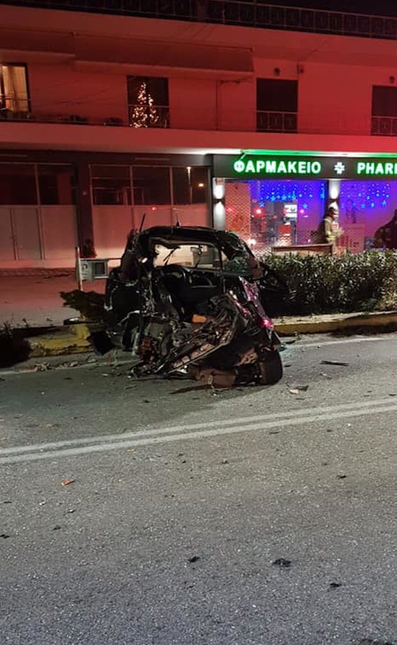 Το ΙΧ μετατράπηκε σε άμορφη μάζα σιδερικών / Φωτογραφία: rpn.gr