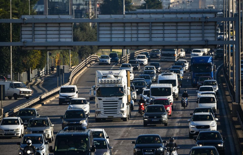 Αυτοκίνητα σε κεντρικό δρόμο