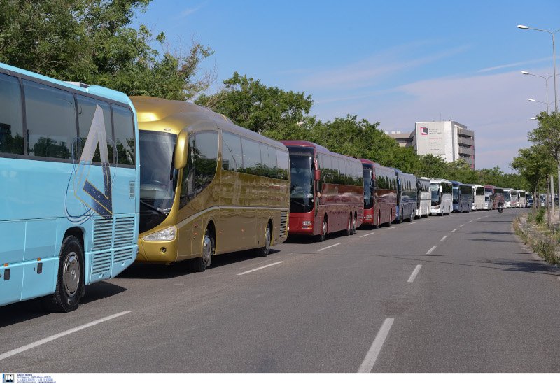 Ουρές από τα 200 περίπου τουριστικά λεωφορεία που συμμετείχαν στην πορεία