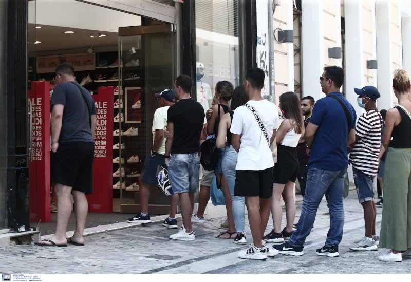 Ουρές έξω από καταστήματα για τις θερινές εκπτώσεις