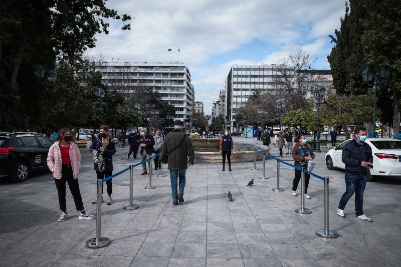 Από τις 10:00 έως τις 15:00 κόσμος πήγαινε στο Σύνταγμα για να κάνει τεστ για τον κορωνοϊό