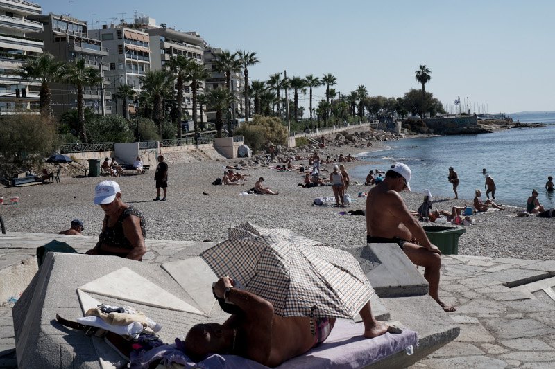 Αλλοι απλώς αρκέστηκαν στην στιγμή, απολαμβάνοντας τον ήλιο και τη θάλασσα.