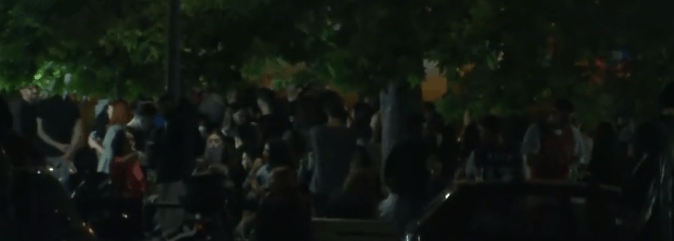 Πλήθος στην πλατεία Βαρνάβα