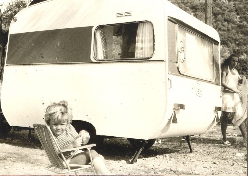 Παιδάκι ποζάρει μπροστά από ένα τροχόσπιτο