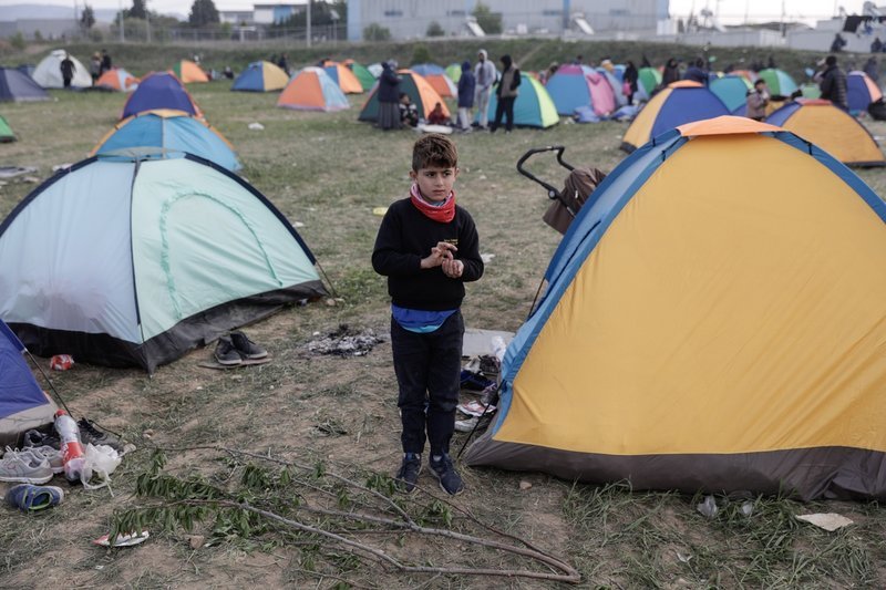Αρκετά μικρά παιδιά στον αυτοσχέδιο καταυλισμό