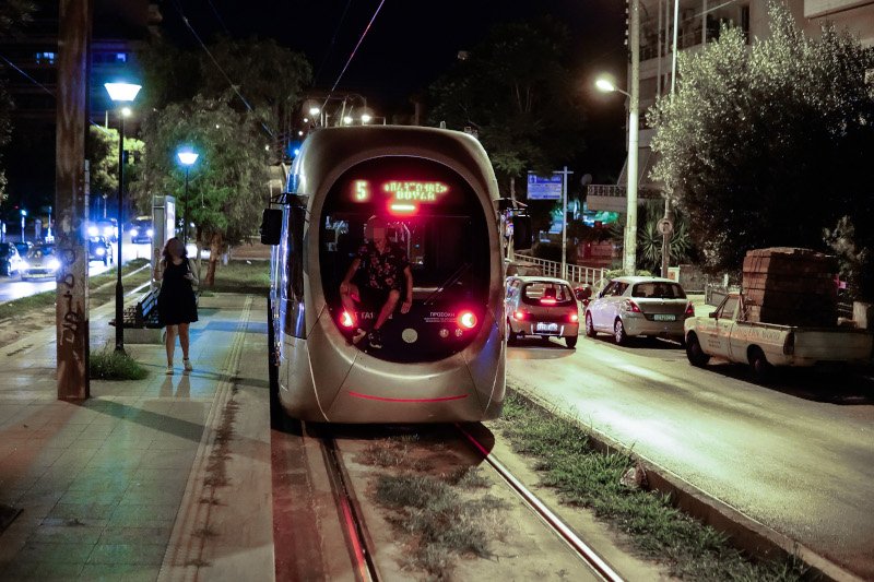 Νεαρός κάνει βόλτες πάνω σε «τυφλό» σημείο του Τραμ