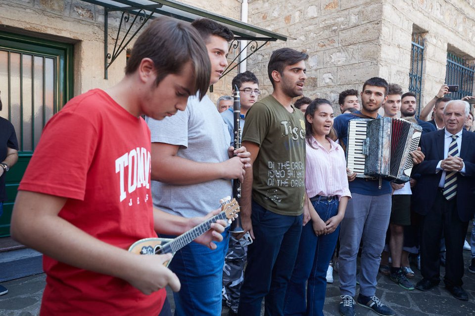 Μαθητές του εκκλησιαστικού Λυκείου υποδέχονται τον πρωθυπουργό στα Ιωάννινα