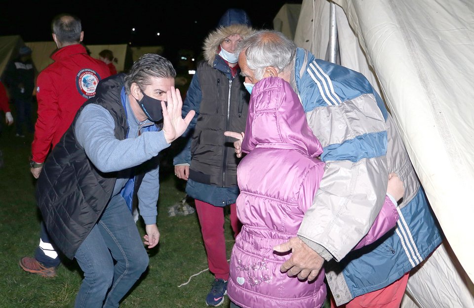 Περιφερειακός σύμβουλος χαιρετάει παιδί