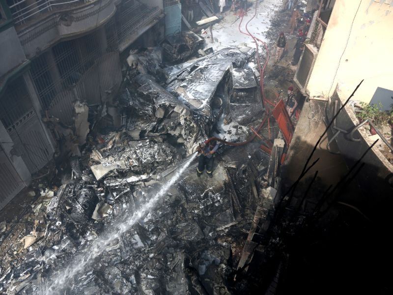Πυροσβέστης στο Καράτσι προσπαθεί να σβήσει τη φωτιά που ξέσπασε μετά τη συντριβή του αεροπλάνου