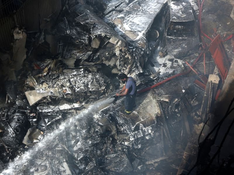 Λαμαρίνες από το διαλυμένο αεροπλάνο, καμμένα αυτοκίνητα και χαλάσματα σπιτιών