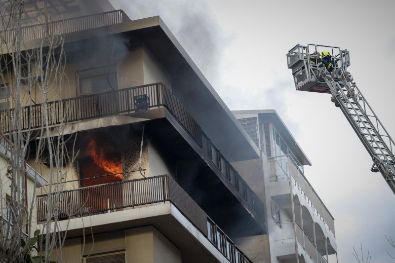 Η στιγμή που οι πυροσβέστες ανεβαίνουν στην πολυκατοικία