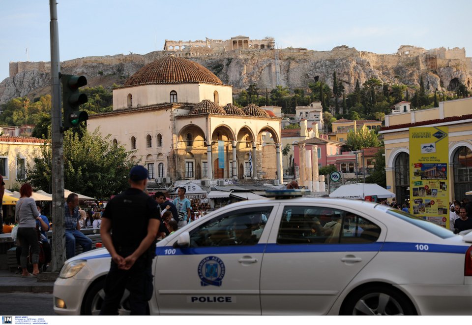 Κορωνοϊός: Οι πλατείες γέμισαν περιπολικά