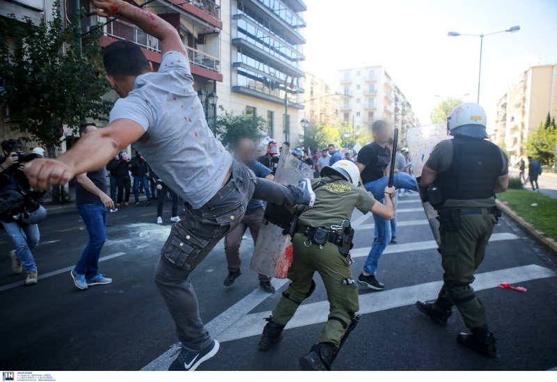 Ο διαδηλωτής καρατέκα του ΠΑΜΕ χτυπάει τον αστυνομικό των ΜΑΤ