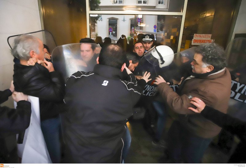 Συγκρούσεις σώμα με σώμα μελών του ΠΑΜΕ με αστυνομικούς