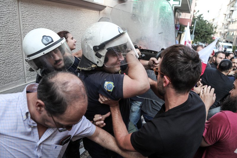 Μάχες σώμα με σώμα μεταξύ αστυνομικών και διαδηλωτών