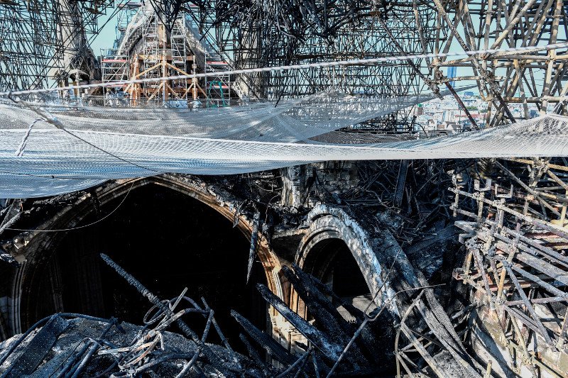 Ακόμη και στην οροφή τοποθετήθηκε δίχτυ, καθώς πέφτουν κομμάτια στο έδαφος