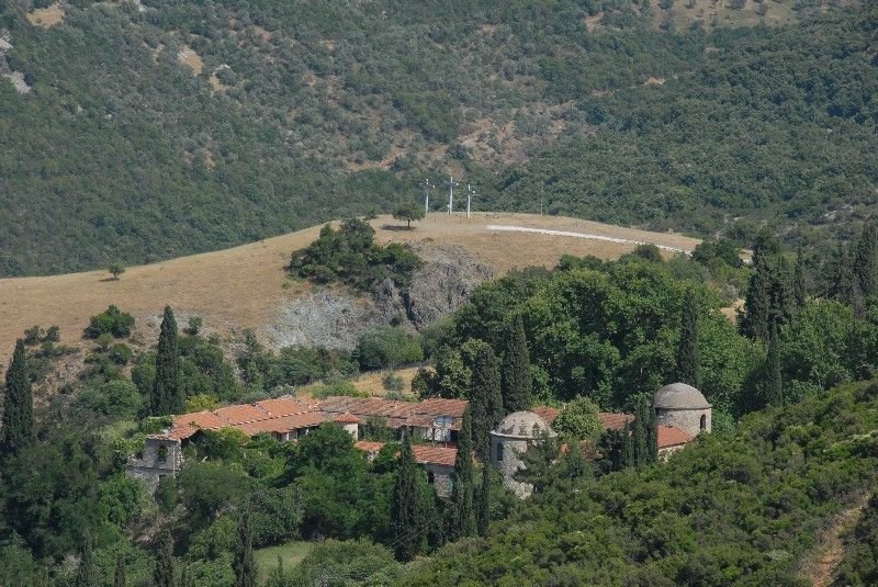 Μοναστήρι στο βουνό με τρεις σταυρούς