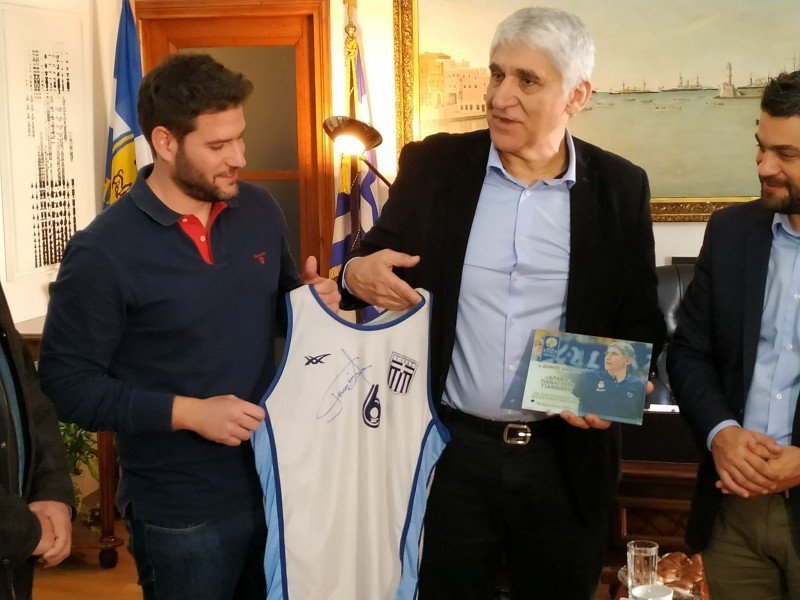 Ο Παναγιώτης Γιαννάκης βραβεύτηκε από τον δήμαρχο των Χανίων