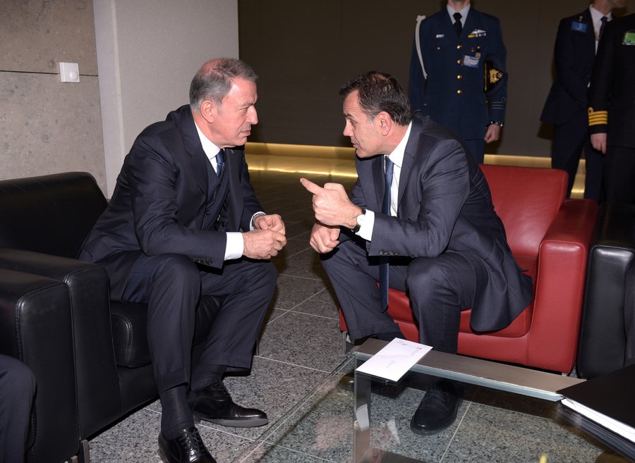 Ο Νίκος Παναγιωτόπουλος και ο Χουλουσί Ακάρ στο περιθώριο του ΝΑΤΟ -Φωτογραφία: ΑΠΕ-ΜΠΕ/ΓΡΑΦΕΙΟ ΤΥΠΟΥ ΥΠΕΘΑ/STR