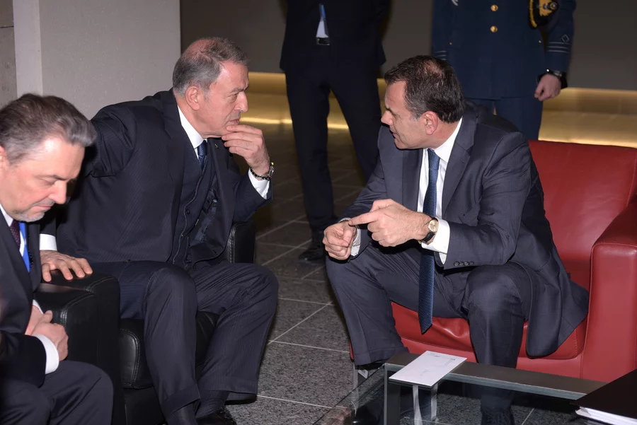 Ο Νίκος Παναγιωτόπουλος και ο Χουλουσί Ακάρ στο περιθώριο του ΝΑΤΟ -Φωτογραφία: ΑΠΕ-ΜΠΕ/ΓΡΑΦΕΙΟ ΤΥΠΟΥ ΥΠΕΘΑ/STR