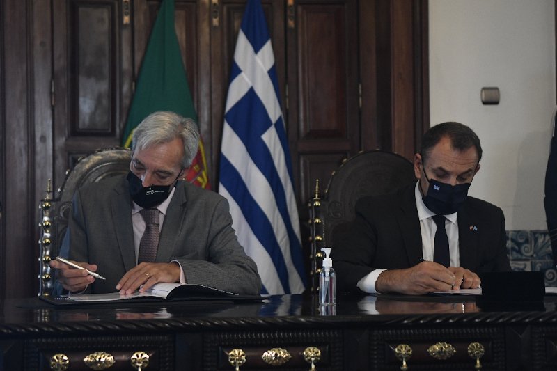 Η υπογραφή της συμφωνίας Ελλάδας και Πορτογαλίας / Φωτογραφία: Intime News