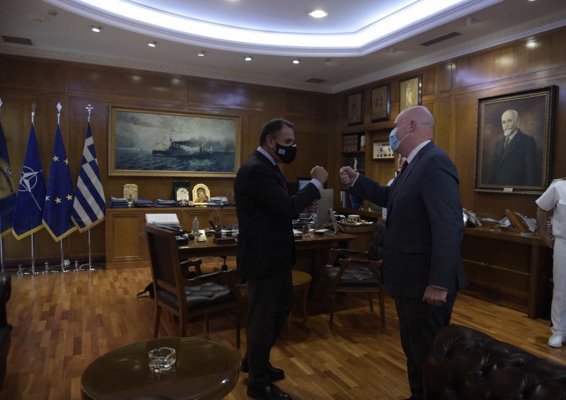 O Νίκος Παναγιωτόπουλος υποδέχθηκε στο γραφείο του τον βοηθό υπουργό Εξωτερικών των ΗΠΑ, Κλαρκ Κούπερ