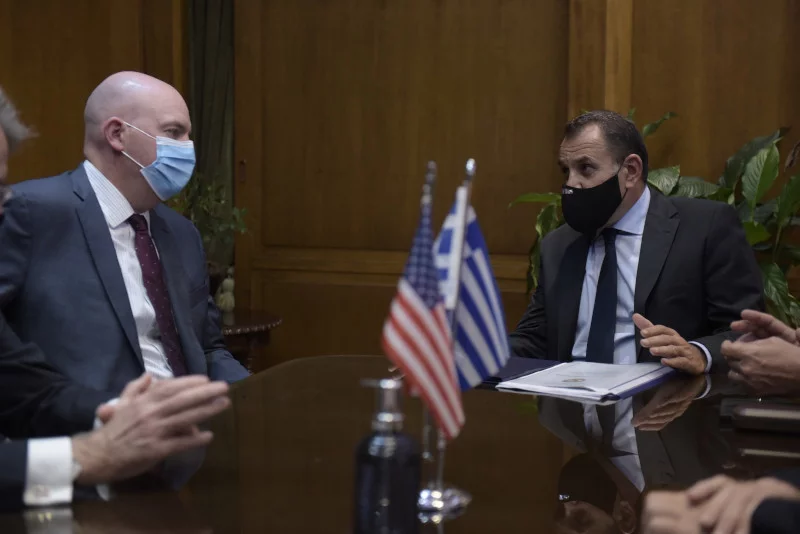 O Νίκος Παναγιωτόπουλος υποδέχθηκε στο γραφείο του τον βοηθό υπουργό Εξωτερικών των ΗΠΑ, Κλαρκ Κούπερ