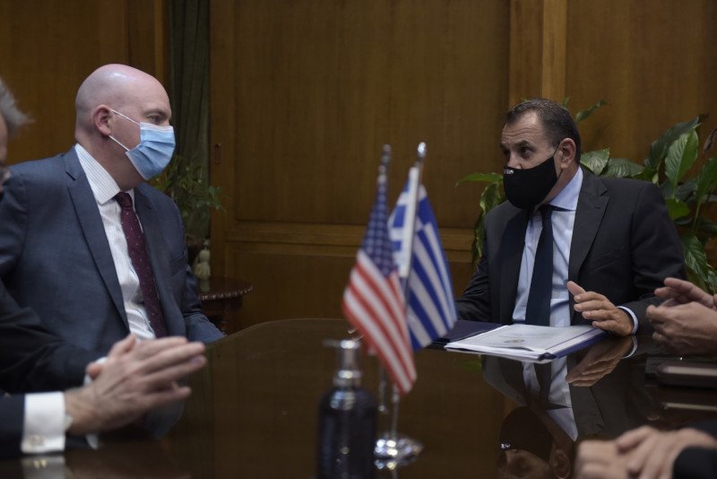 O Νίκος Παναγιωτόπουλος υποδέχθηκε στο γραφείο του τον βοηθό υπουργό Εξωτερικών των ΗΠΑ, Κλαρκ Κούπερ