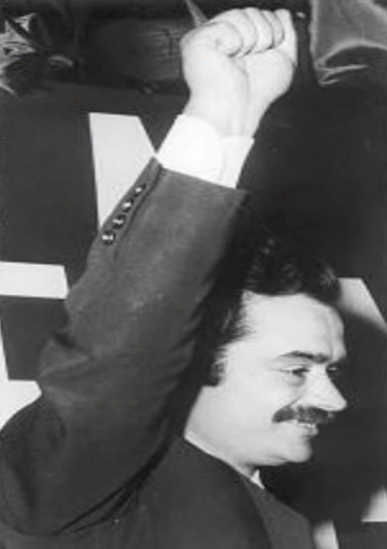 Ο Αλέκος Παναγούλης με υψωμένη τη δεξιά γροθιά του