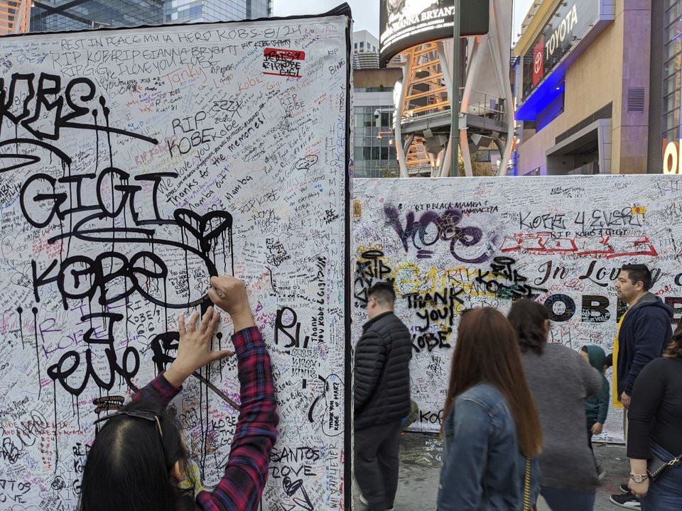 Αυτοσχέδια ταμπλό στήθηκαν έξω από το Staples Center, για να αφήσουν οι θαυμαστές ένα μήνυμα στον Κόμπι Μπράιαντ