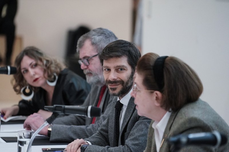 Από τη Συνέντευξη Τύπου. Η Λίνα Μενδώνη μιλά. Πλάι της ο Νικόλας Γιατρομανωλάκης (γγ Σύγχρονου Πολιτισμού, ο Γιώργος Αγουρίδης (μέλος στο ΔΣ του Ιδρύματος Νιάρχος), η Κασσιανή Μπένου (υπεύθυνη επικοινωνίας του ΕΜΣΤ)/ Φωτογραφία SOOC Μενέλαος Μυρίλλας