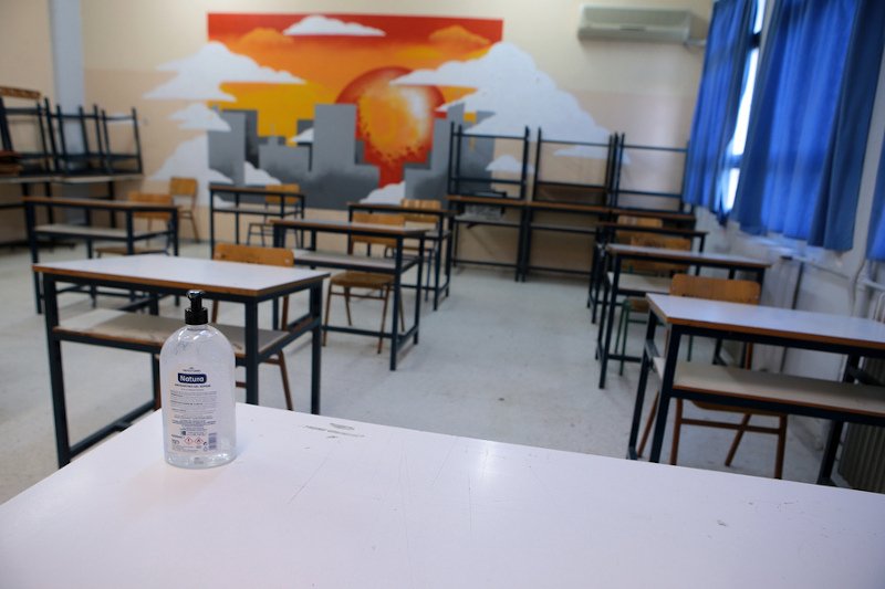 Πανελλήνιες 2020 αίθουσα θρανία σε αποστάσεις αντισηπτικό 