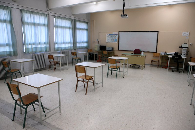 Πανελλήνιες 2020 αίθουσα θρανία σε αποστάσεις