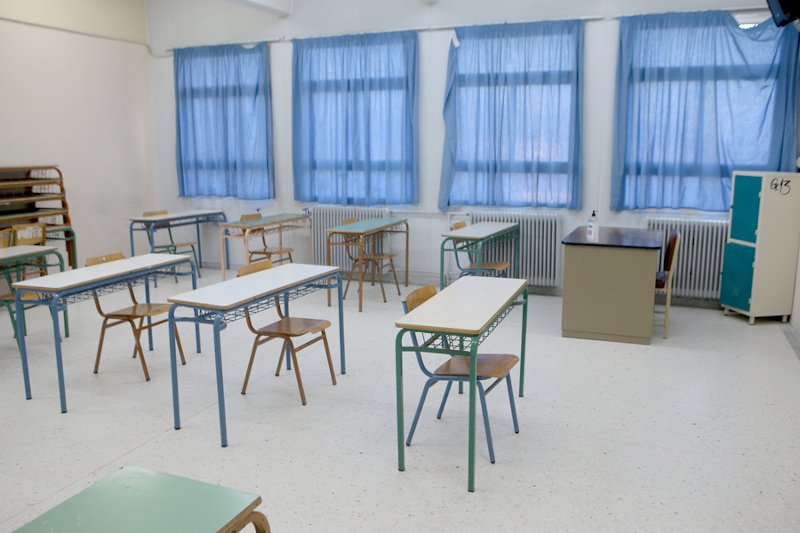 Πανελλήνιες 2020 αίθουσα θρανία σε αποστάσεις