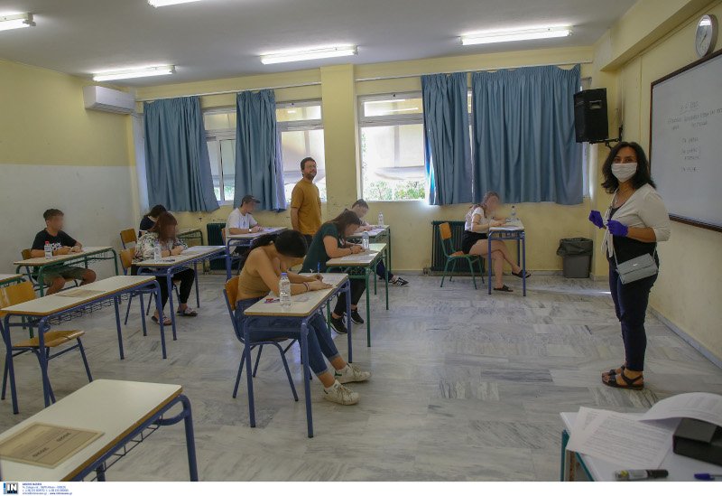 Πανελλήνιες 2020 αίθουσα θρανία σε αποστάσεις μαθητές καθηγήτρια με μάσκα